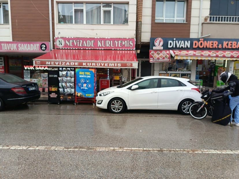 Cumhuriyet Caddesi üzerindeki dükkân cephesi