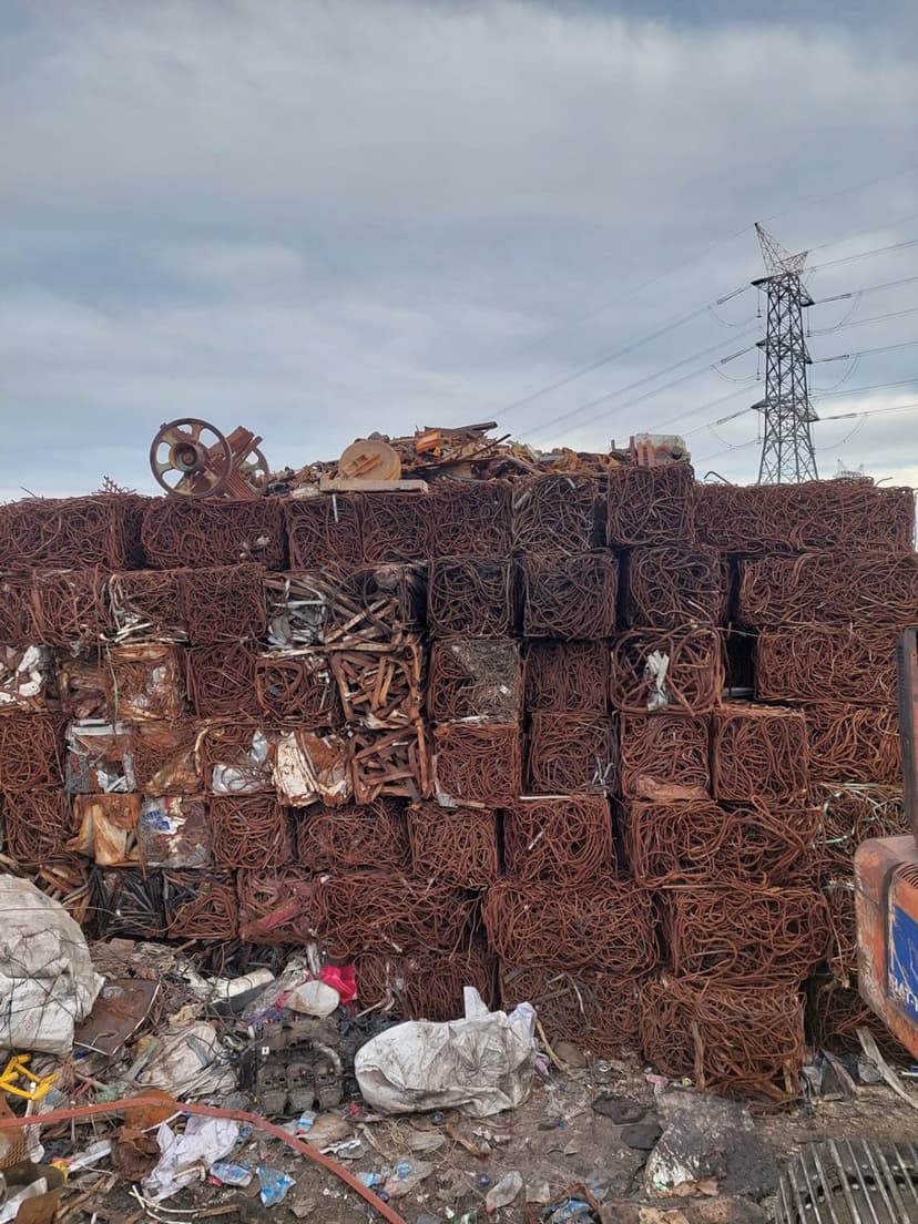 Preslenmiş bakır ve metal hurda balyaları
