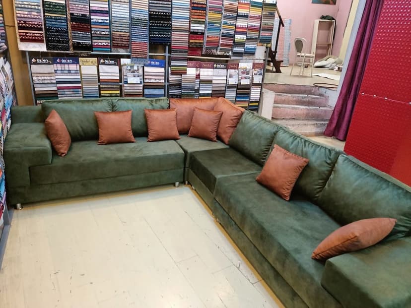 Yeni döşenmiş yeşil kadife köşe koltuk takımı