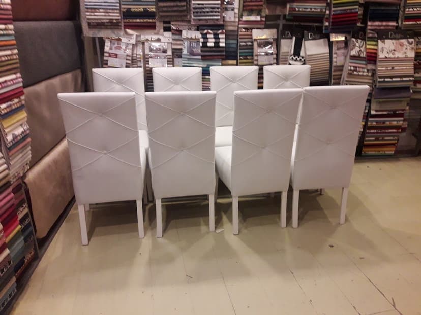 Yeniden döşenmiş beyaz yemek odası sandalyeleri