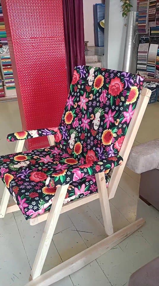 Desenli kumaşla döşenmiş ahşap sandalye