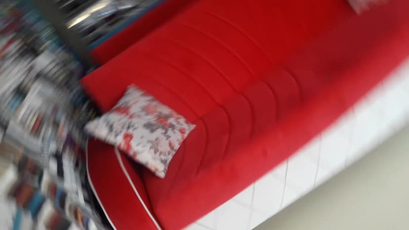 Kırmızı kumaşla döşenmiş kanepe