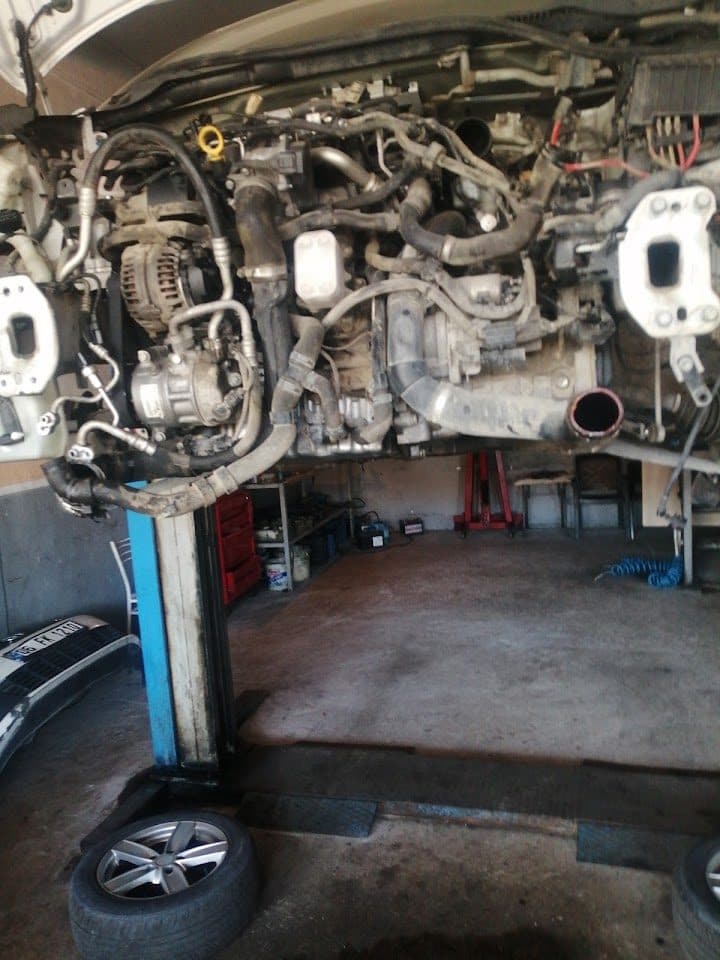 Atölyede motor bakımı