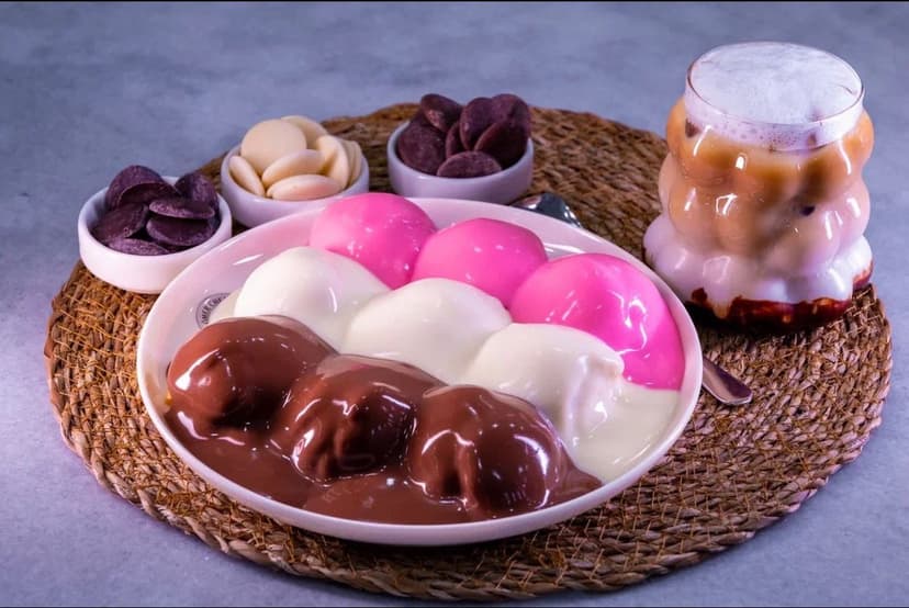 Renkli karışık profiterol tabağı (bitter, frambuaz, beyaz, karamel)