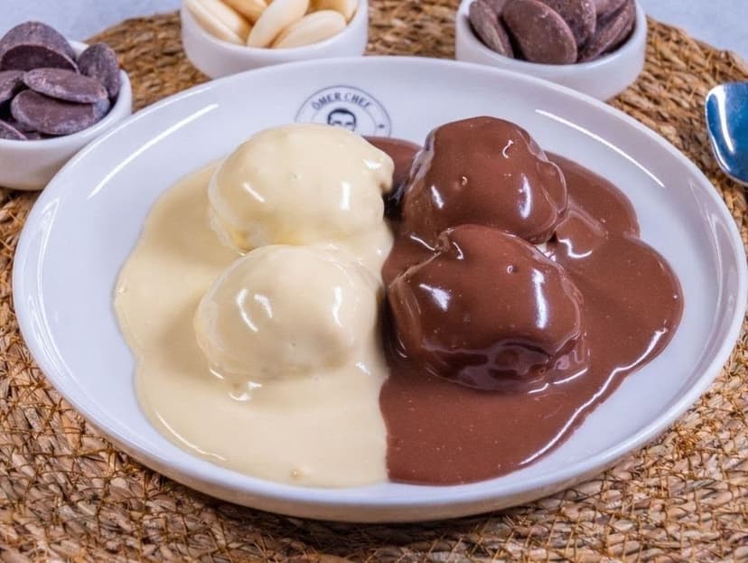 Beyaz ve bitter çikolatalı profiterol porsiyonu