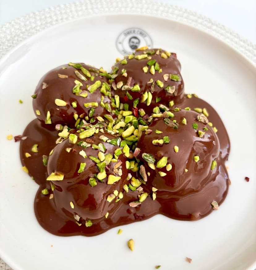 Antep fıstıklı bitter çikolatalı profiterol