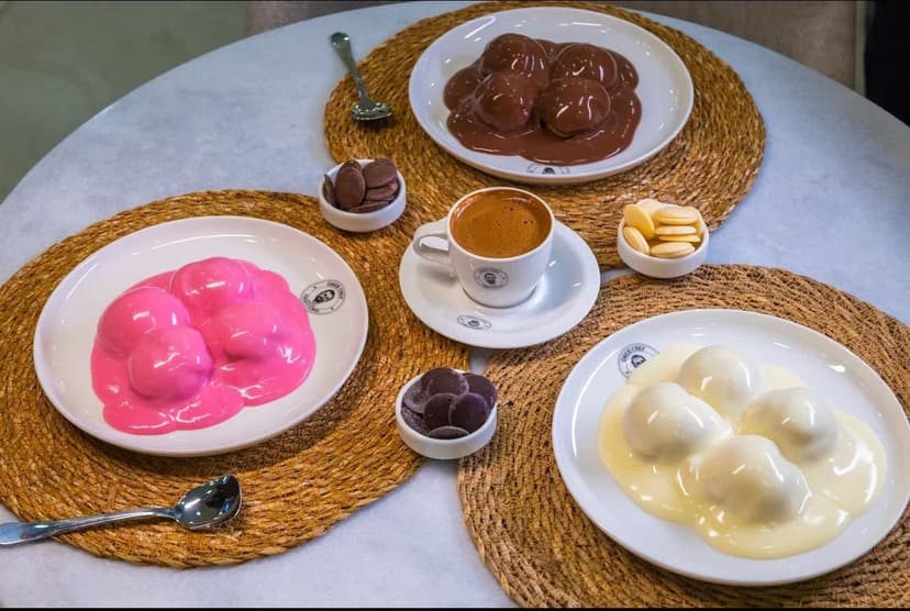 Kahve eşliğinde karışık profiterol sunumu