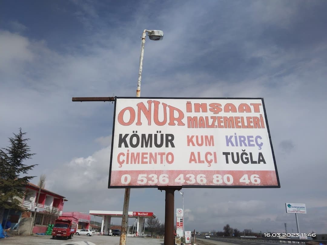 Onur İnşaat Malzemeleri tabelası: kömür, kum, kireç, çimento, alçı, tuğla