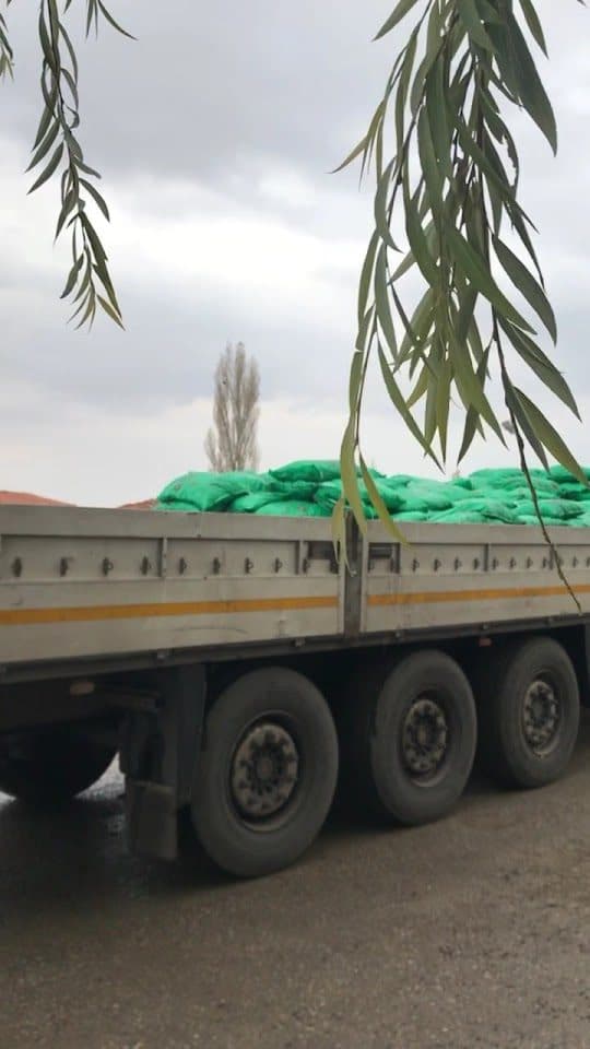 Kamyona yüklenen malzeme çuvalları