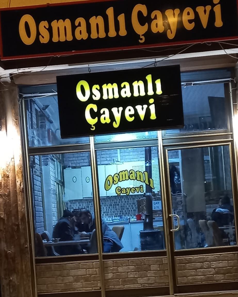 Işıklı tabelasıyla Osmanlı Çayevi cephesi