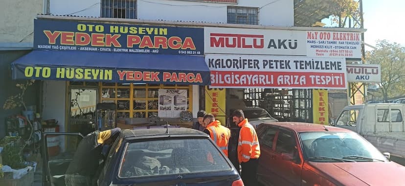 Oto Hüseyin Yedek Parça dükkân cephesi ve tabelası