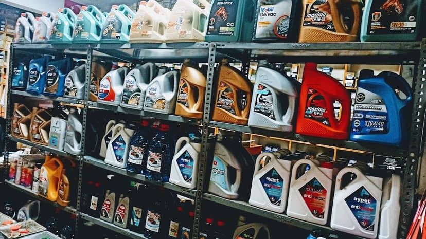 Motor yağı çeşitleri rafı yakın çekim