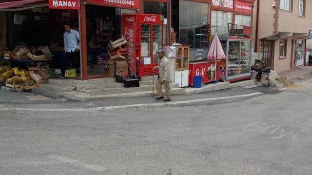 Köşedeki manav ve market girişi