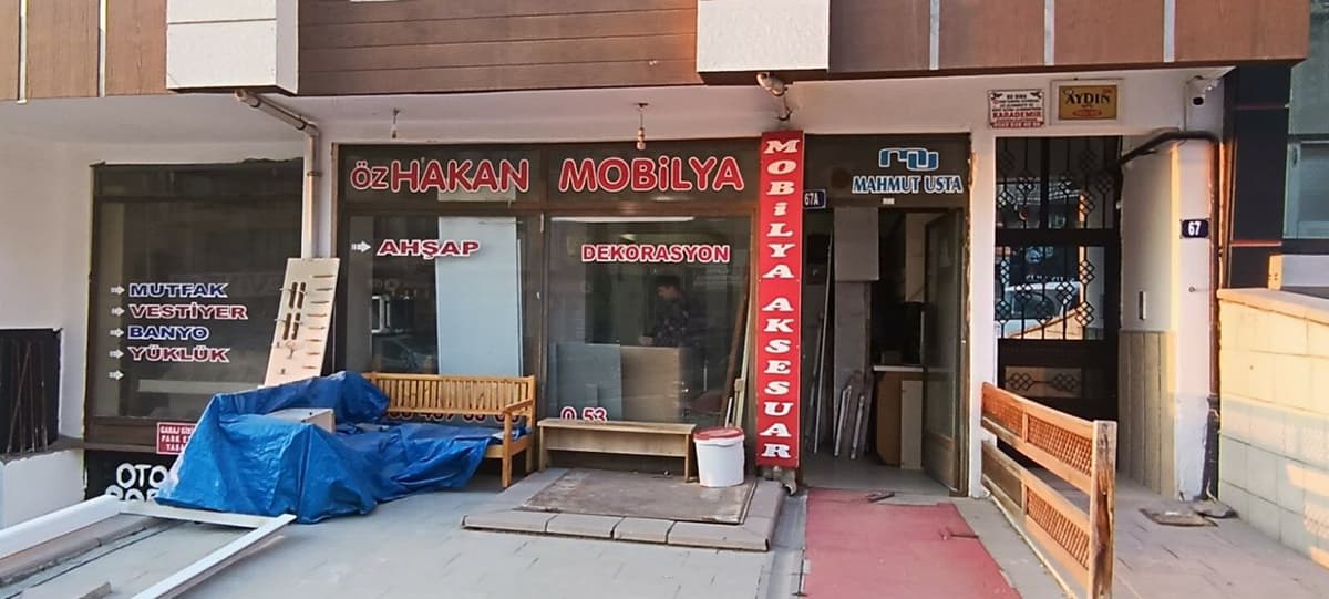 Öz Hakan Mobilya dükkân cephesi — Cumhuriyet Cad. No:67