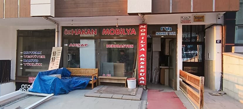 Öz Hakan Mobilya dükkân cephesi — Cumhuriyet Cad. No:67