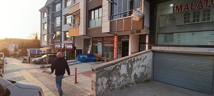 Dükkânın sokaktan görünümü