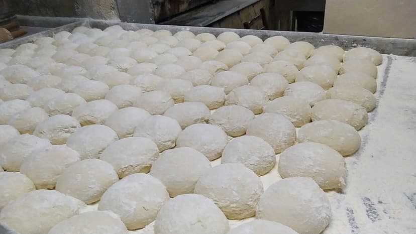 Taze açılan pide hamurları