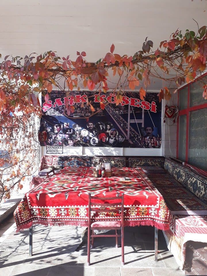 Sıcak ve samimi yemek salonu