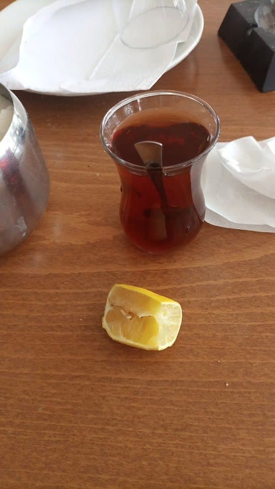 Demli çay ile masa keyfi