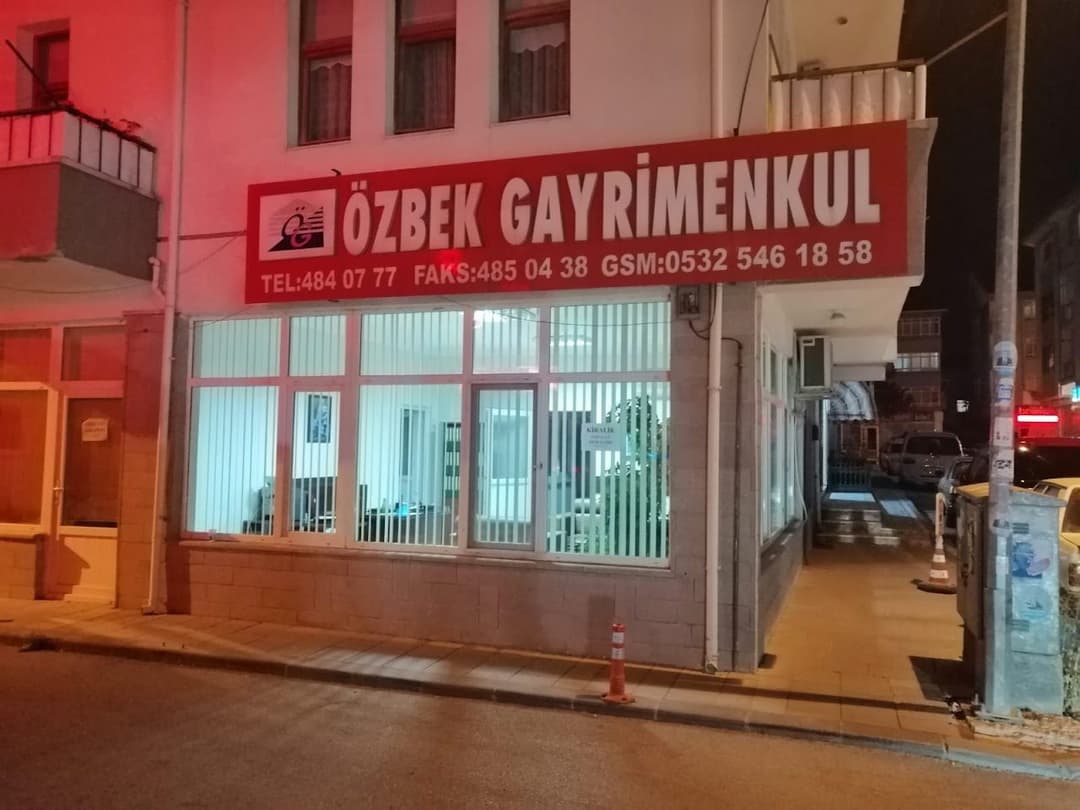 Özbek Gayrimenkul ofis cephesi ve tabelası