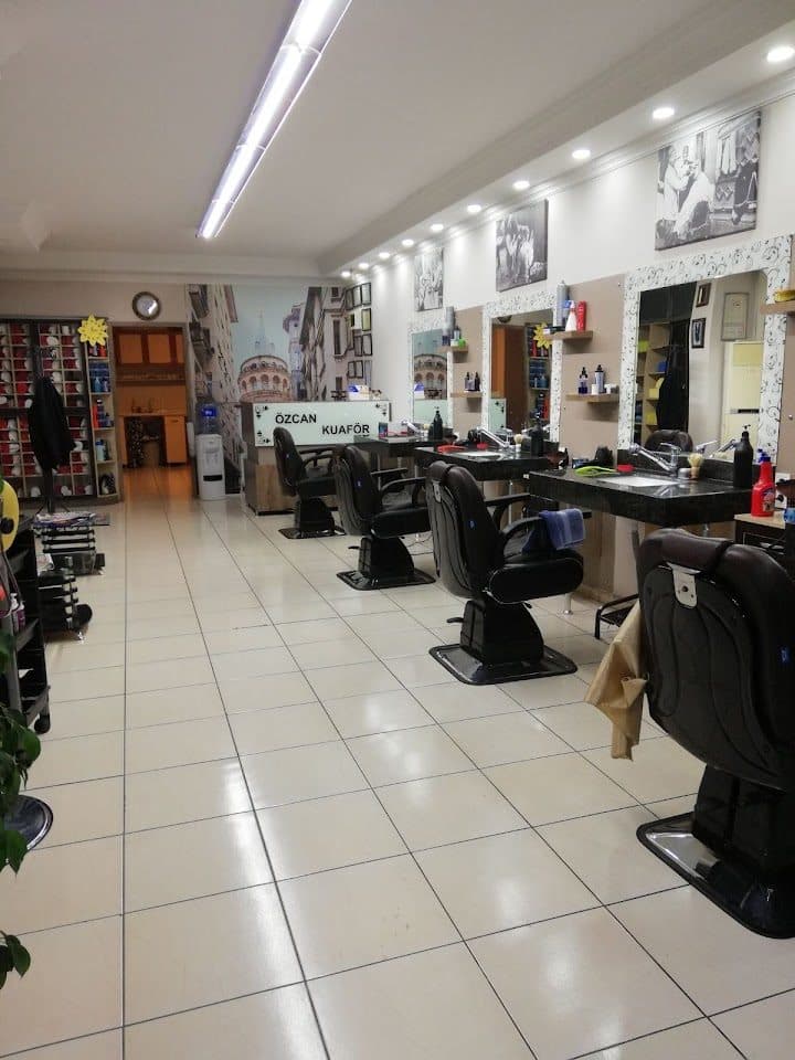 Salon iç görünümü ve berber koltukları