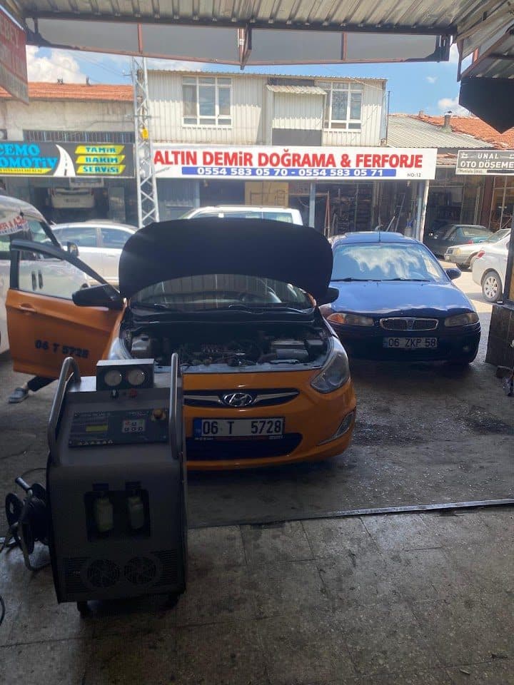 Atölyede klima gazı cihazı ile araç bakımı — Özerbey Oto Elektrik