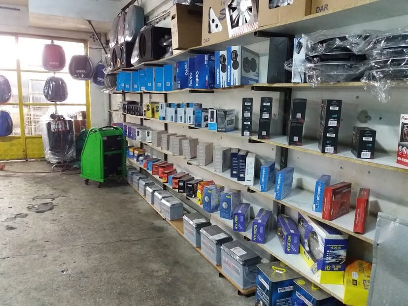 Akü ve oto elektrik yedek parça rafları