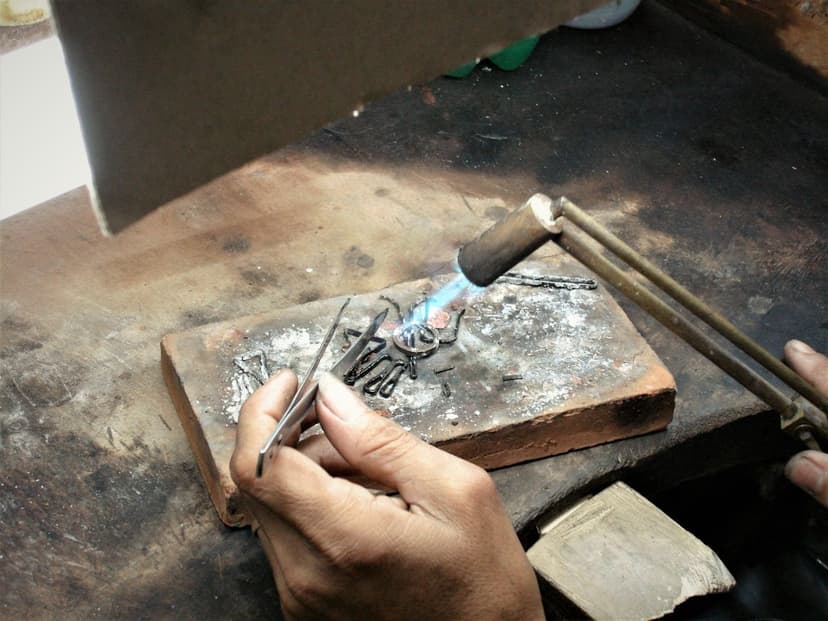 Atölyede lehim ile takı tamiri (temsili görsel)