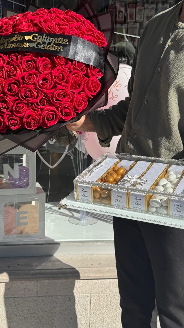 Gül buketi ve çikolatalı hediye seti