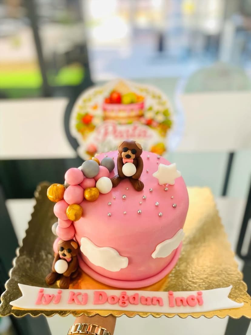 Pembe temalı butik doğum günü pastası