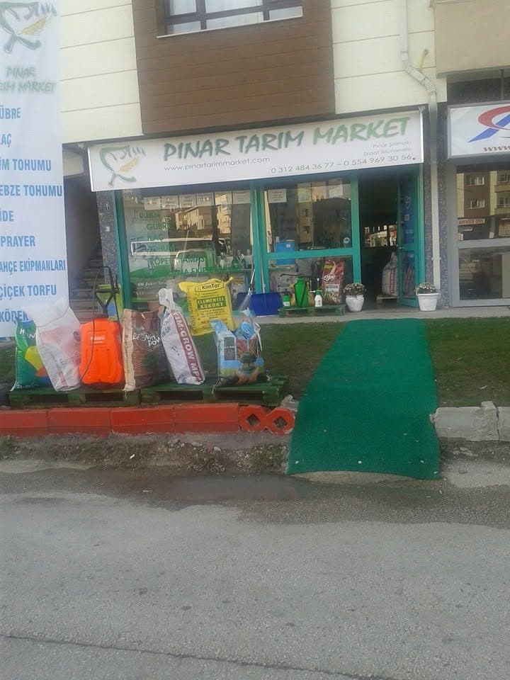 Dükkân önünde gübre, tohum ve bahçe ürünleri