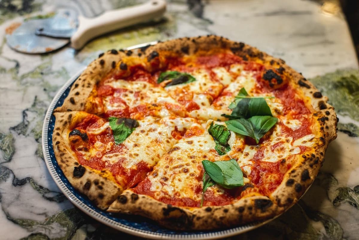 Fırından yeni çıkmış margarita pizza (temsili görsel)