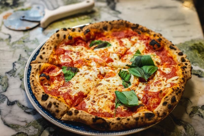 Fırından yeni çıkmış margarita pizza (temsili görsel)