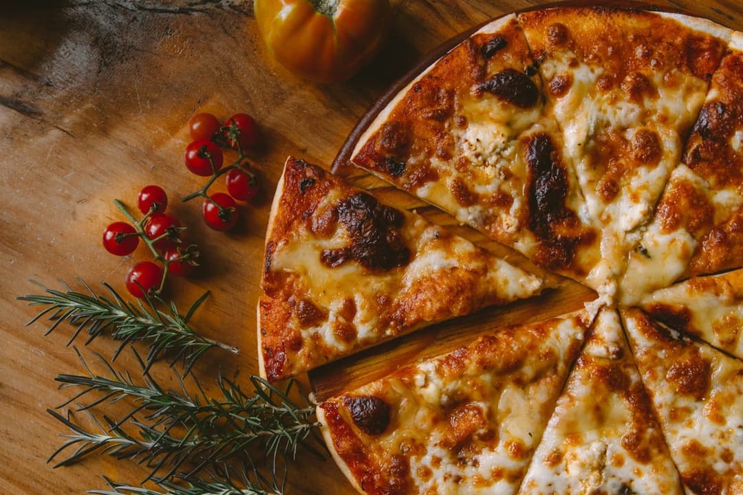 Bol peynirli sıcak pizza (temsili görsel)