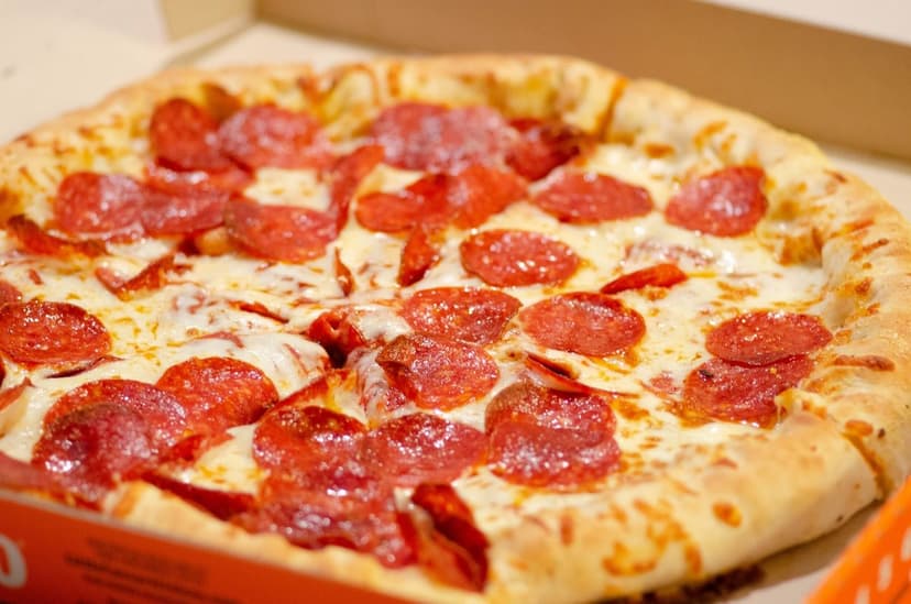 Sucuklu pizza yakın çekim (temsili görsel)