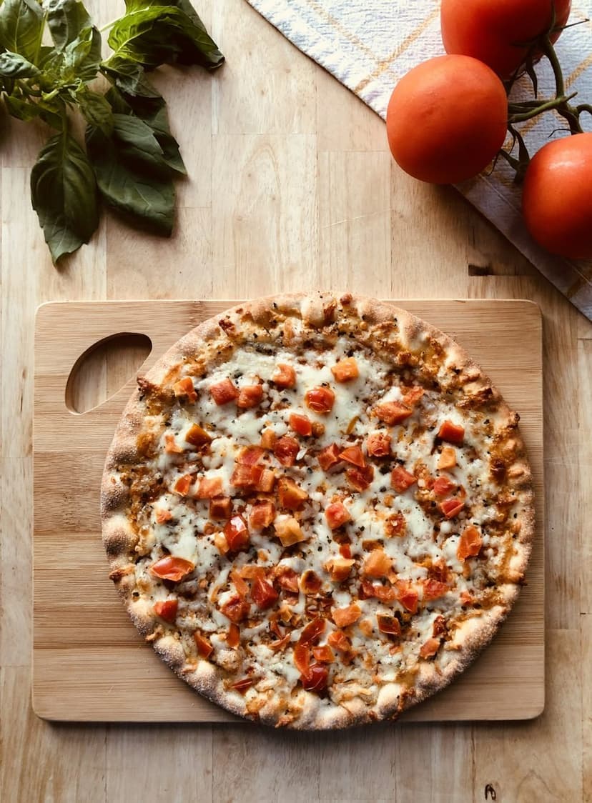 Tahta üzerinde bütün pizza (temsili görsel)
