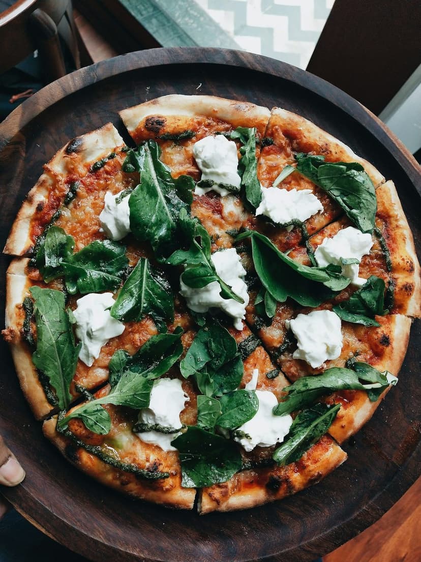 Fırın pizzası, taze malzemelerle (temsili görsel)