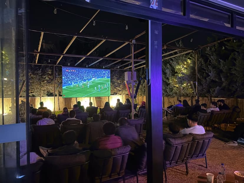 Büyük ekranda futbol maçı yayını
