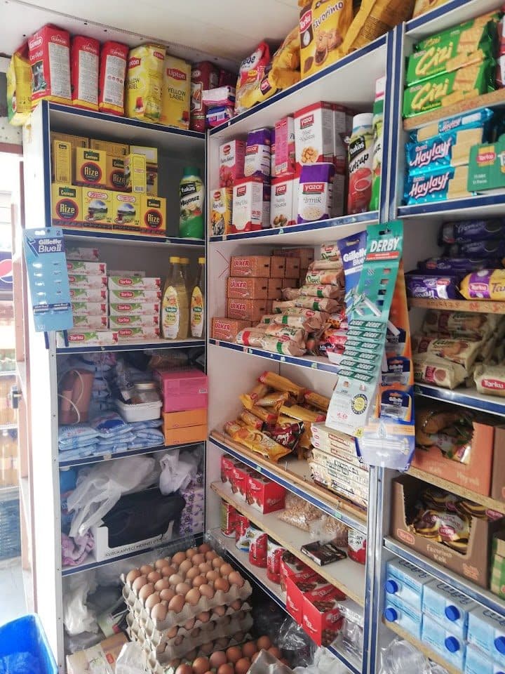 Market rafları — bakkaliye ve atıştırmalık ürünler