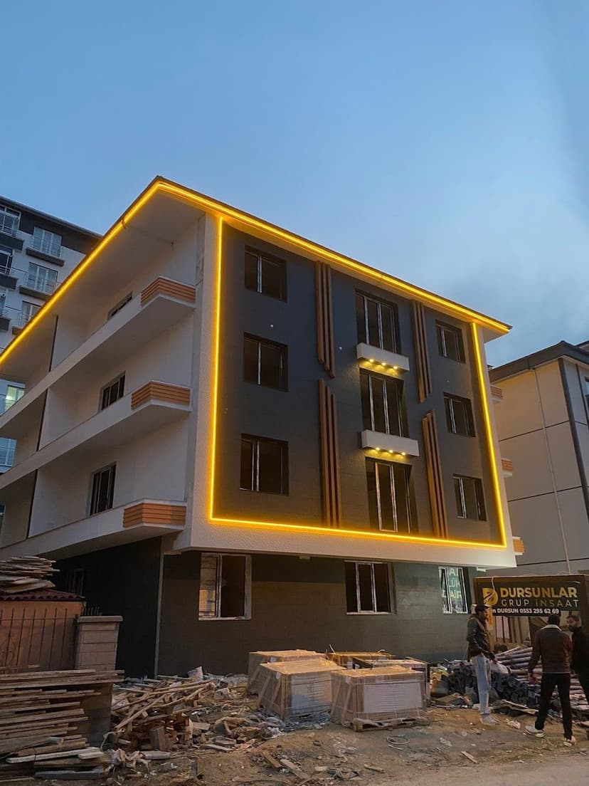 Tamamlanan konut projesi — cephe aydınlatmasıyla (Proje Enerji)