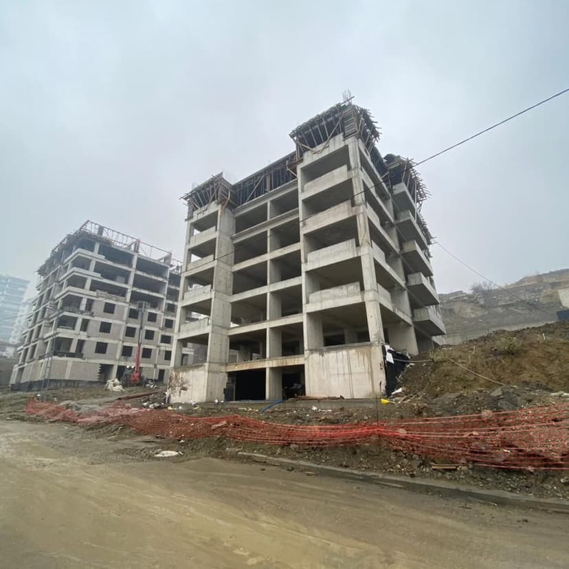 Devam eden çok katlı bina inşaatı