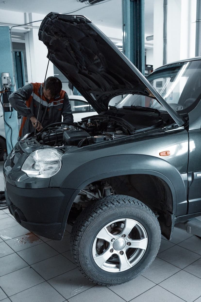 Servis bölümünde bakımdaki araç (temsili görsel)