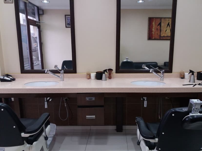 Salon iç mekânı — aynalar ve berber koltukları