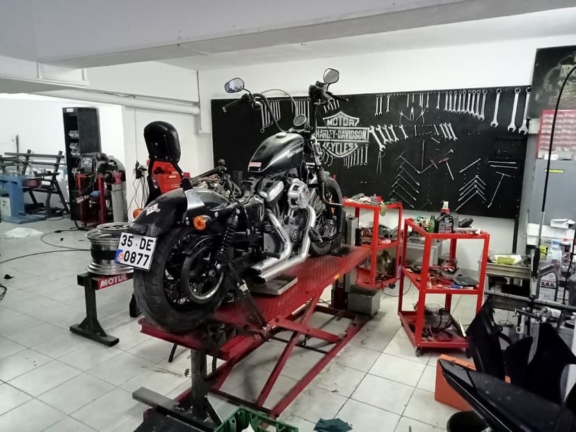 Atölye içi — bakımdaki motosiklet ve çalışma alanı