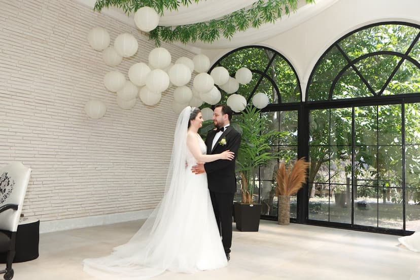 Aydınlık mekânda gelin-damat portresi