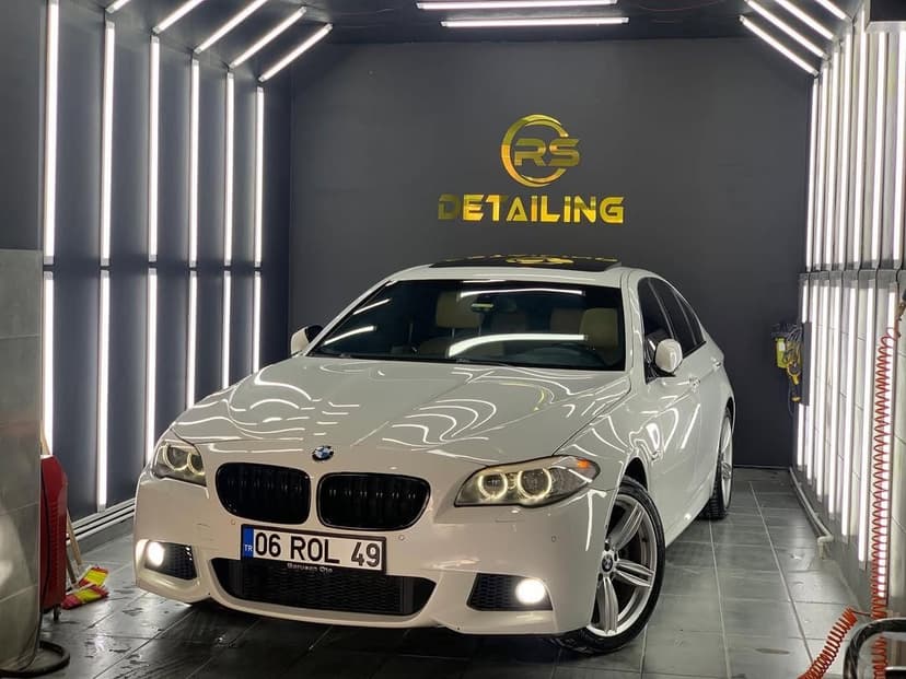 Uygulama kabininde detailing sonrası araç — RS Detailing