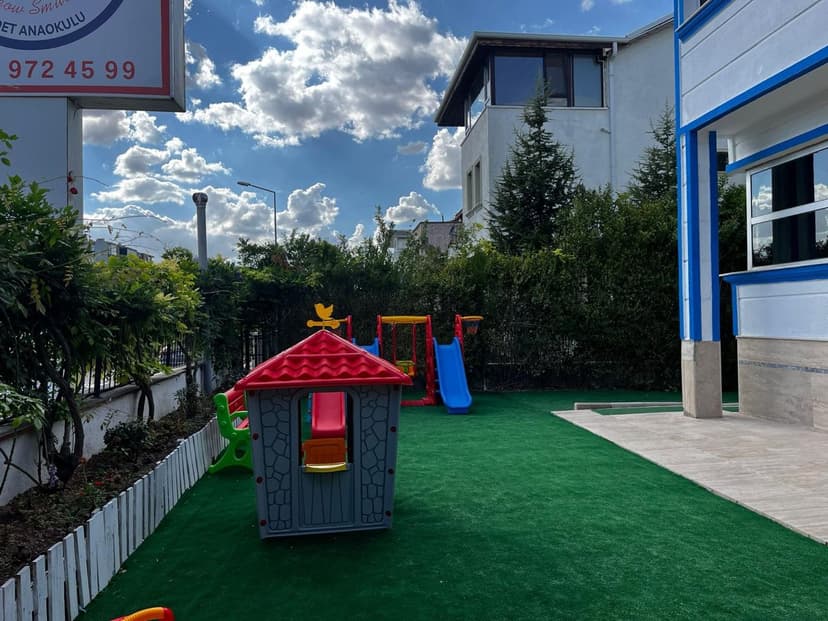 Bahçedeki oyun evi ve açık hava oyun alanı