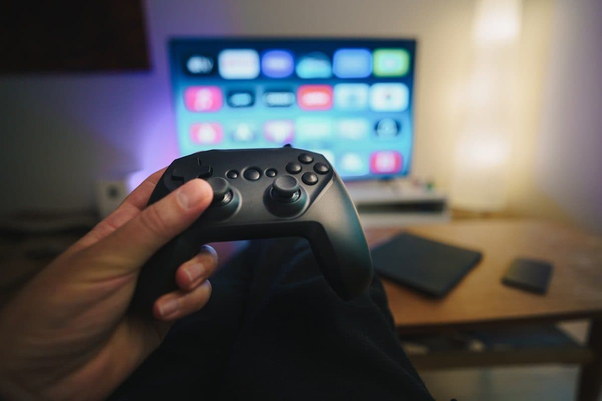 Ekran karşısında PlayStation kolu (temsili görsel)