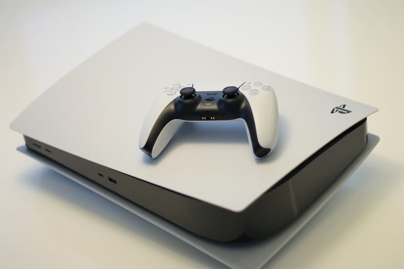 PlayStation konsol ve kolu (temsili görsel)