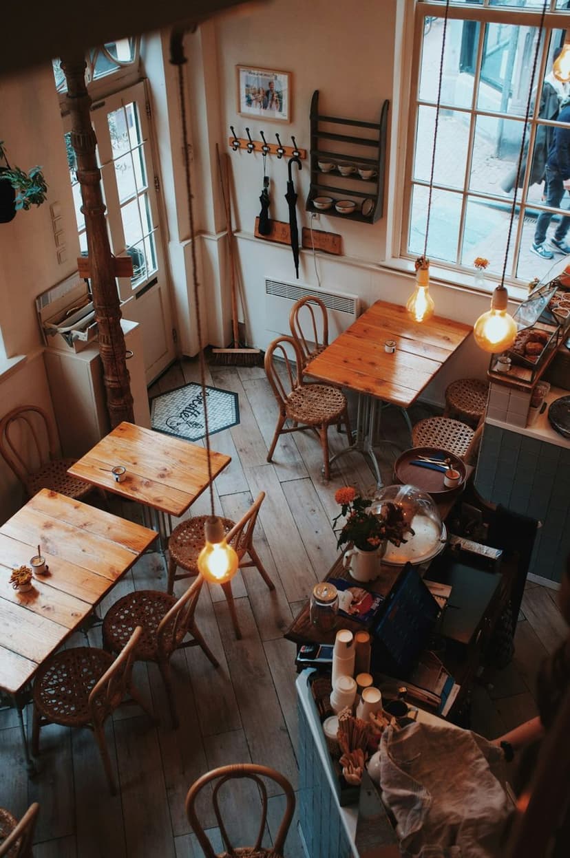 Sıcak ve samimi kafe ortamı (temsili görsel)